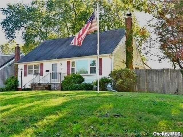  5 BR,  3.00 BTH &nbsp;Cape cod style home in South Huntington