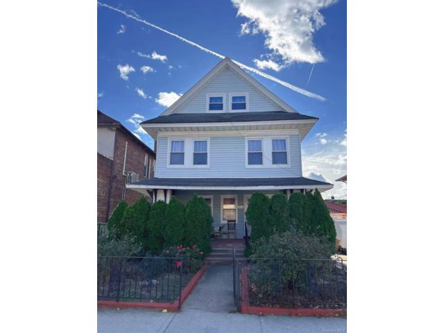  8 BR,  5.00 BTH &nbsp;House style home in Sea Gate