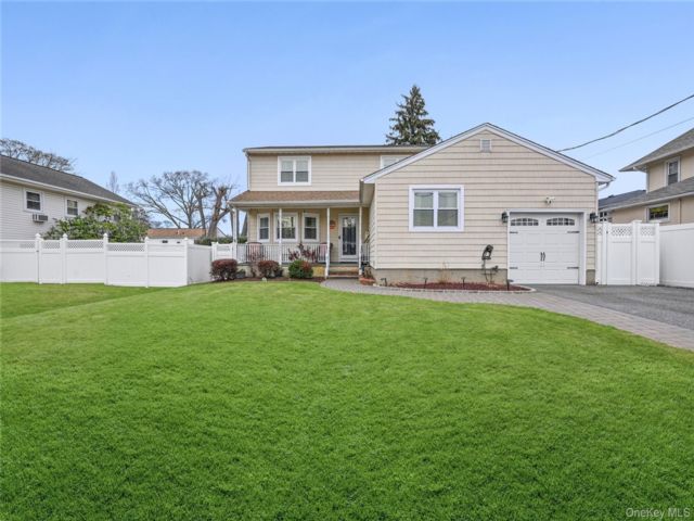  5 BR,  3.00 BTH &nbsp;Colonial style home in Seaford