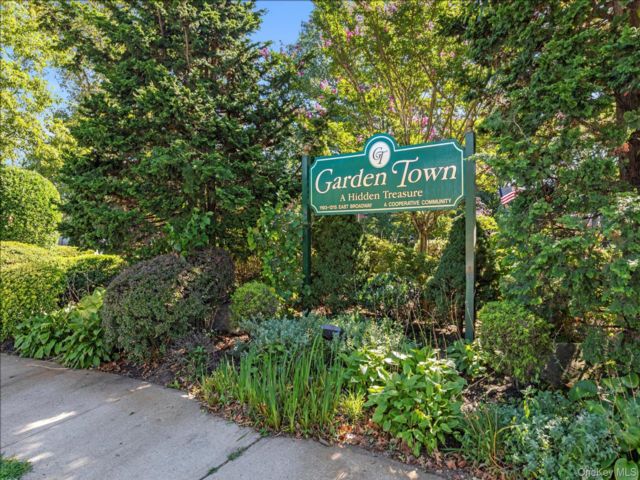  2 BR,  2.00 BTH &nbsp;Garden style home in Hewlett