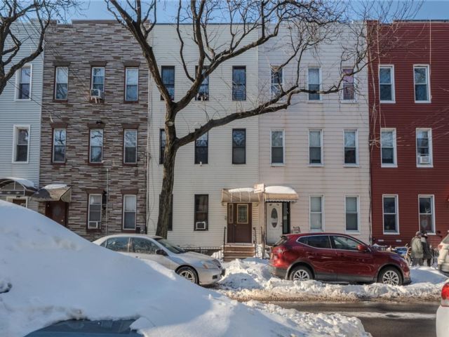  8 BR,  3.00 BTH &nbsp;House style home in Ridgewood