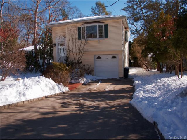  3 BR,  2.00 BTH &nbsp;Raised ranch style home in Ridge