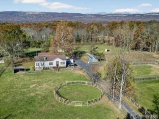  3 BR,  4.00 BTH &nbsp;Raised ranch style home in Gardiner