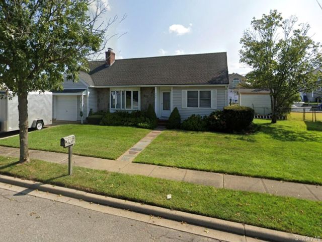  3 BR,  2.00 BTH &nbsp;Ranch style home in Massapequa