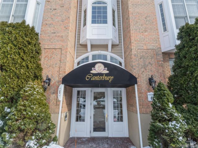  2 BR,  2.00 BTH &nbsp;Other style home in Westbury