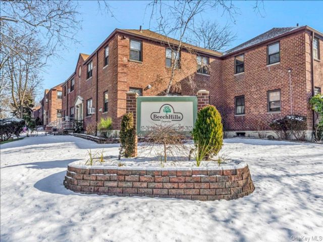  2 BR,  1.00 BTH &nbsp;Garden style home in Douglaston