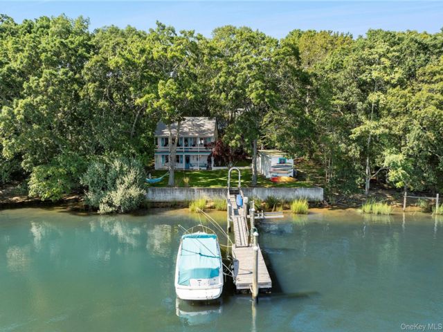  3 BR,  2.00 BTH &nbsp;Cottage style home in Sag Harbor