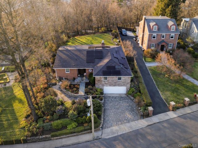  3 BR,  2.00 BTH &nbsp;Ranch style home in Yonkers