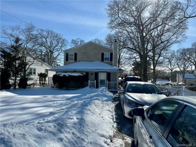  3 BR,  2.00 BTH &nbsp;Colonial style home in Selden