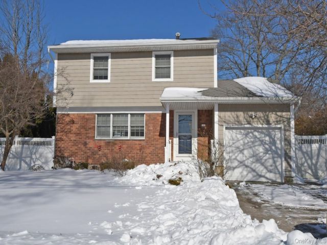  3 BR,  2.00 BTH &nbsp;Colonial style home in Port Jefferson