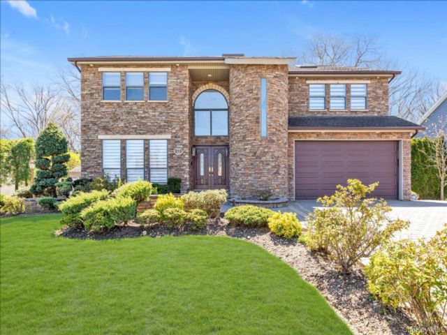  6 BR,  4.00 BTH &nbsp;Colonial style home in Farmingdale