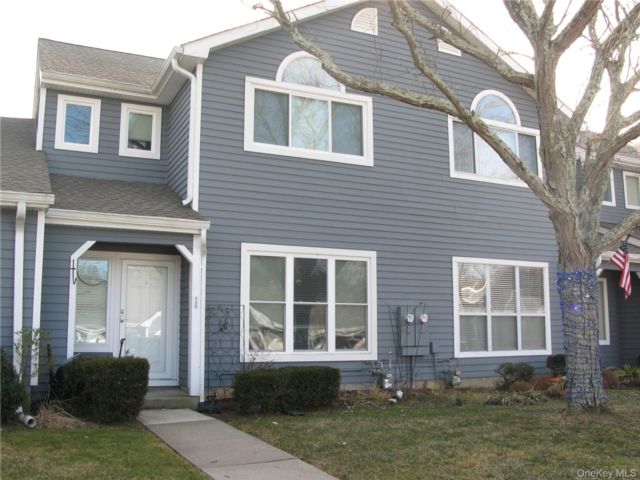  3 BR,  3.00 BTH &nbsp;House style home in Middle Island