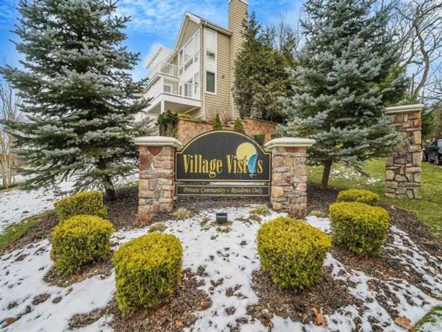  2 BR,  4.00 BTH &nbsp;Condo style home in Port Jefferson