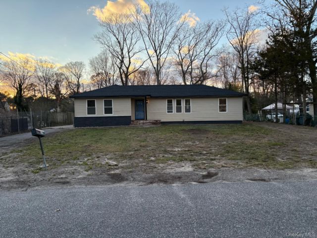  4 BR,  2.00 BTH &nbsp;Modern style home in Medford