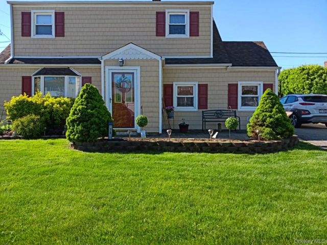  3 BR,  2.00 BTH &nbsp;Cape cod style home in Levittown