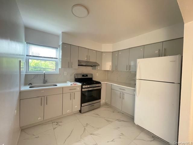  3 BR,  1.00 BTH &nbsp;House style home in Elmhurst