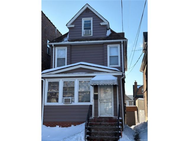  3 BR,  2.00 BTH &nbsp;House style home in Elmhurst