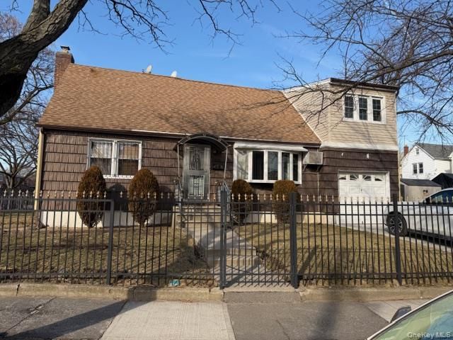  4 BR,  2.00 BTH &nbsp;Cape cod style home in Jamaica