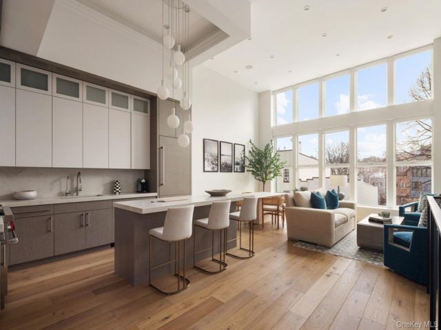  3 BR,  3.00 BTH &nbsp;Condo style home in Greenpoint
