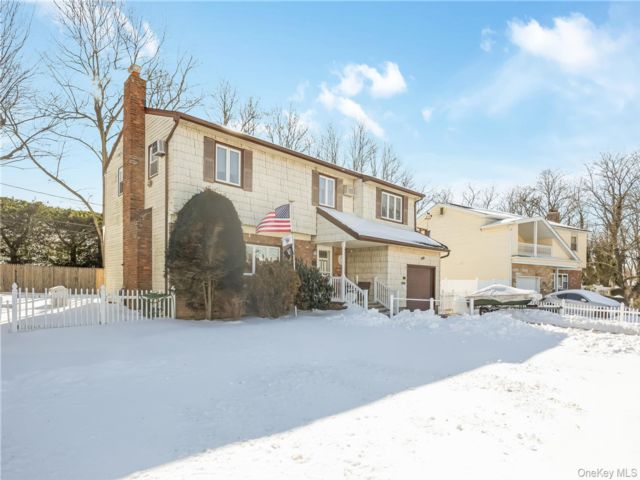  5 BR,  3.00 BTH &nbsp;Colonial style home in Farmingdale