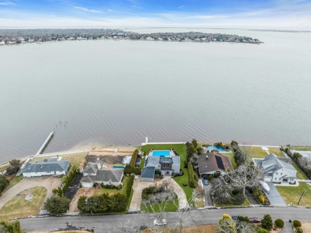  4 BR,  5.00 BTH &nbsp;Modern style home in Hampton Bays