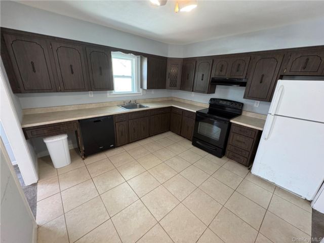  3 BR,  2.00 BTH &nbsp;Hi ranch style home in Coram