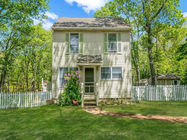  2 BR,  2.00 BTH &nbsp;Saltbox style home in East Hampton