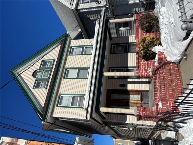  5 BR,  2.00 BTH &nbsp;A-frame style home in Richmond Hill