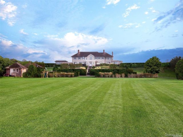 11 BR, 11.00 BTH &nbsp;Traditional style home in East Hampton