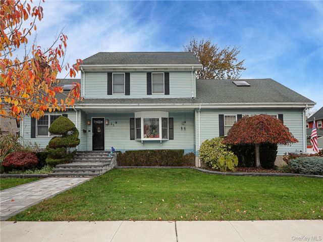  4 BR,  3.00 BTH &nbsp;Colonial style home in Lynbrook