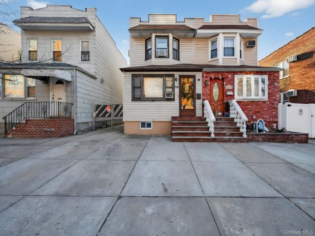  4 BR,  3.00 BTH &nbsp;Colonial style home in Glendale