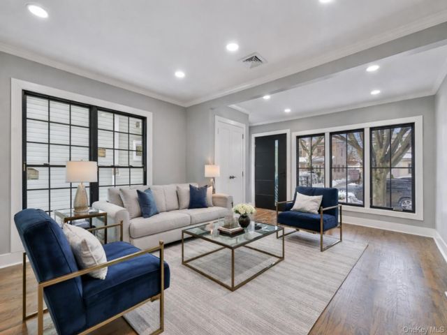  4 BR,  3.00 BTH &nbsp;Traditional style home in Mill Basin