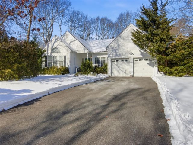  3 BR,  2.00 BTH &nbsp;Ranch style home in Westhampton