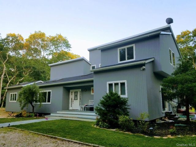  5 BR,  3.00 BTH &nbsp;Contemporary style home in East Quogue