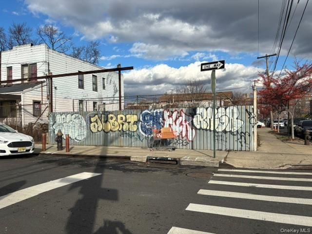 Lot <b>Size:</b>  &nbsp;House style home in Cypress Hills