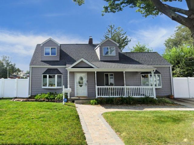  4 BR,  2.00 BTH &nbsp;Exp cape style home in Levittown