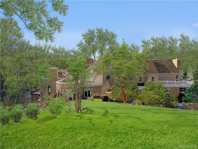  5 BR,  5.00 BTH &nbsp;Colonial style home in Mill Neck