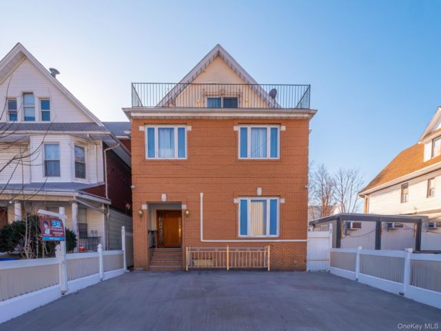  6 BR,  3.00 BTH &nbsp;Colonial style home in Kensington