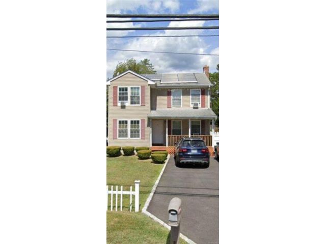  3 BR,  3.00 BTH &nbsp;Colonial style home in Wheatley Heights