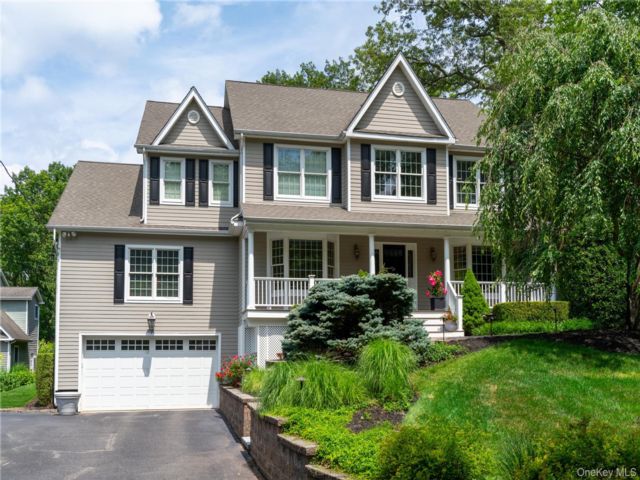  5 BR,  5.00 BTH &nbsp;Colonial style home in Northport