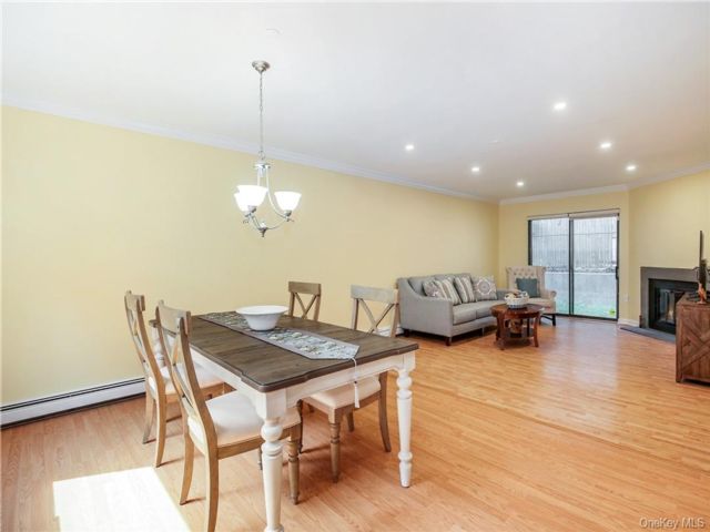  2 BR,  2.00 BTH &nbsp;Garden style home in White Plains