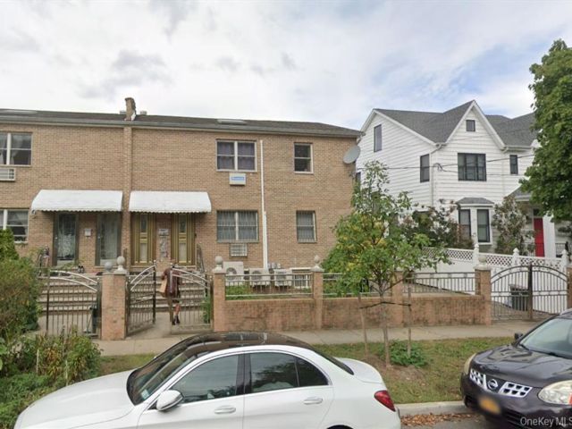  1 BR,  1.00 BTH &nbsp;Colonial style home in Bayside