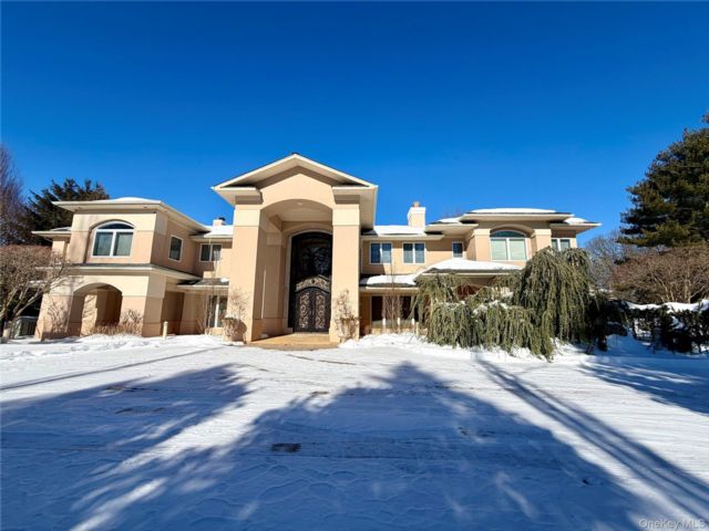  5 BR,  5.00 BTH &nbsp;Colonial style home in Dix Hills