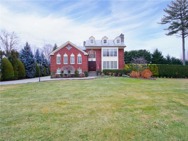  4 BR,  4.00 BTH &nbsp;Split level style home in Garden City