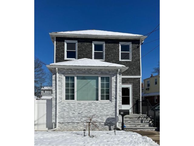  3 BR,  1.00 BTH &nbsp;Colonial style home in Floral Park