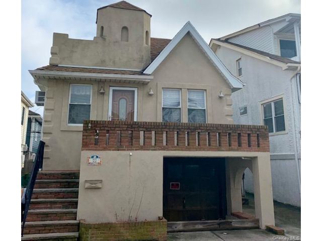  2 BR,  1.00 BTH &nbsp;Bungalow style home in Long Beach