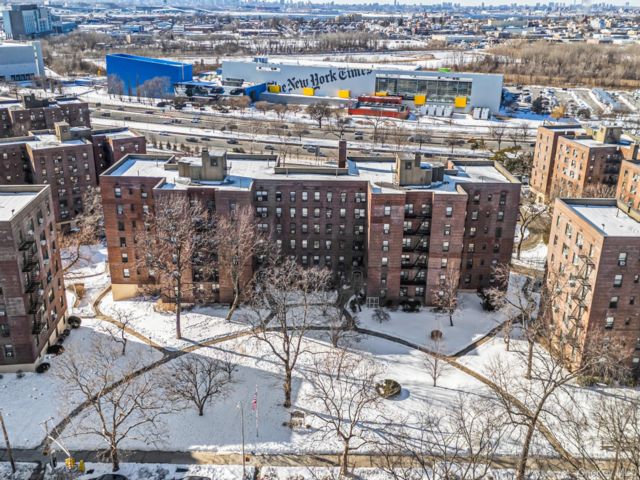  2 BR,  1.00 BTH &nbsp;Other style home in Flushing