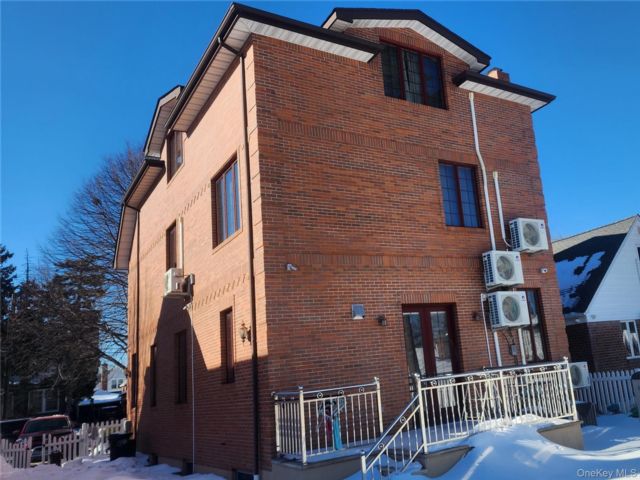  4 BR,  4.00 BTH &nbsp;Colonial style home in Fresh Meadows