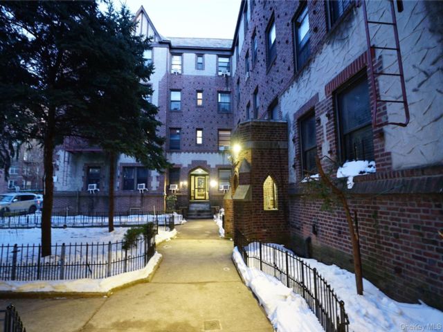  1 BR,  1.00 BTH &nbsp;Garden style home in Rego Park