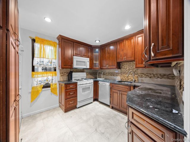  5 BR,  3.00 BTH &nbsp;Colonial style home in Jamaica